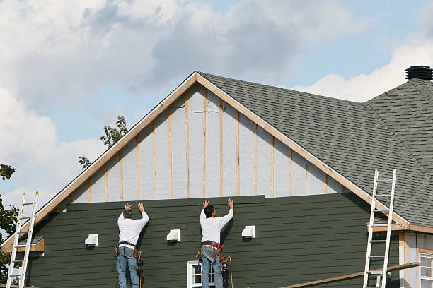 Professional Siding Repair technician working in Hillsboro, IL